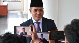 DIWAWANCARAI : Plt. Kadisdik Kalteng Muhammad Reza Prabowo saat di wawancarai awak media, seusai Rapat Paripurna di DPRD Kalteng, Rabu (5/3).(IST)