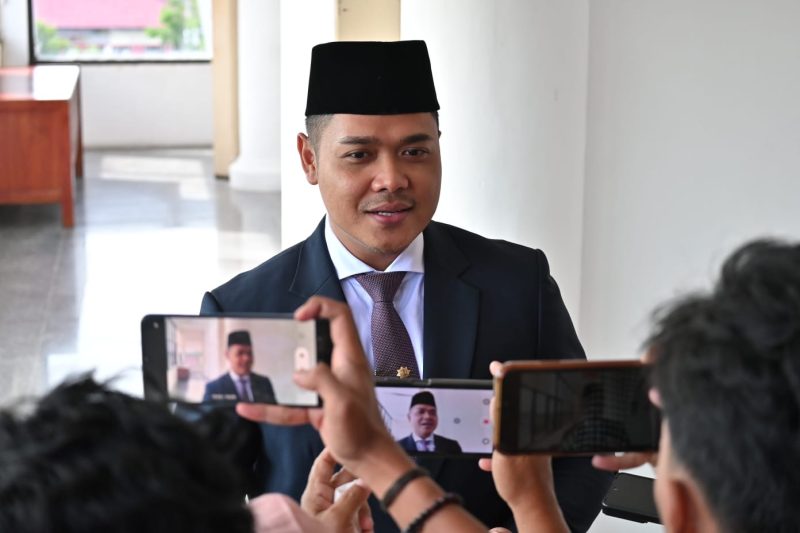 DIWAWANCARAI : Plt. Kadisdik Kalteng Muhammad Reza Prabowo saat di wawancarai awak media, seusai Rapat Paripurna di DPRD Kalteng, Rabu (5/3).(IST)