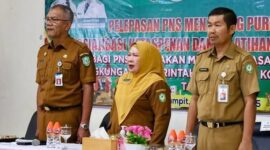 PELEPASAN : Pj Sekda Kotim Sanggul Lumban Gaol, Staf Ahli Bupati bidang kemasyarakatan dan SDM, Rusmiati dan Kepala BKPSDM Kabupaten Kotim Kamaruddin Makalepu, saat menghadiri pelepasan ASN yang purna tugas, Senin (24/2) kemarin.(IST)