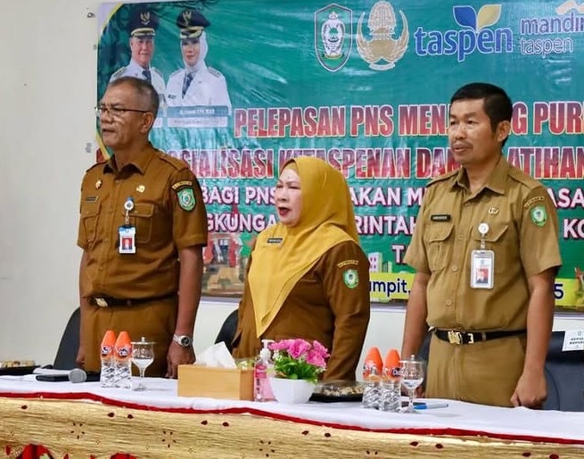 PELEPASAN : Pj Sekda Kotim Sanggul Lumban Gaol, Staf Ahli Bupati bidang kemasyarakatan dan SDM, Rusmiati dan Kepala BKPSDM Kabupaten Kotim Kamaruddin Makalepu, saat menghadiri pelepasan ASN yang purna tugas, Senin (24/2) kemarin.(IST)