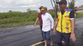 MENINJAU : Gubernur Provinsi Kalteng, H.Agustiar Sabran (baju putih) meninjau langsung jalan rusak di Lingkar Luar Palangka Raya, Sabtu (15/3).(IST)