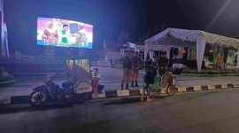 TERTIBKAN: Anggota Satpol PP Provinsi Kalteng saat melakukan penertiban PKL yang berjualan di tempat tidak seharusnya, Senin (10/3).(IST)