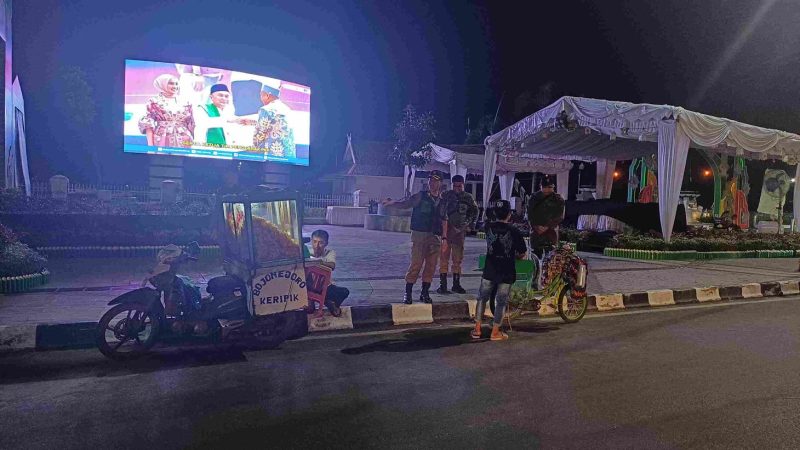 TERTIBKAN: Anggota Satpol PP Provinsi Kalteng saat melakukan penertiban PKL yang berjualan di tempat tidak seharusnya, Senin (10/3).(IST)
