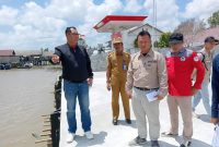 MENGUNJUNGI : Kepala Dislutkan Provinsi H. Darliansjah saat mengunjungi UPT PP Kuala Pembuang belum lama ini.(IST)