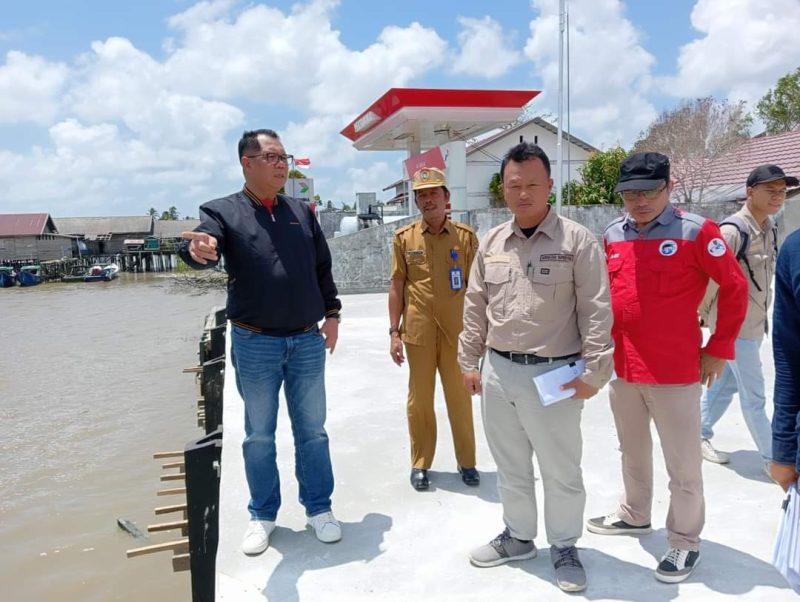 MENGUNJUNGI : Kepala Dislutkan Provinsi H. Darliansjah saat mengunjungi UPT PP Kuala Pembuang belum lama ini.(IST)