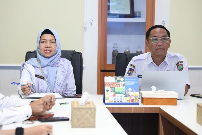 MENERIMA : Sekretaris Dinas TPHP Provinsi Kalteng Retno Utami Nurhayati saat menerima Tim PPID Utama dipimpin Kepala Bidang Pengelolaan Informasi Publik Diskominfosantik Provinsi Kalteng Erwindy, Rabu (12/3).(IST)