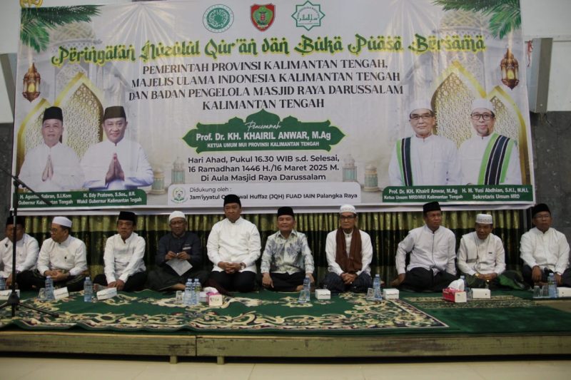 HADIRI : Gubernur dan Wakil Gubernur Provinsi Kalteng H.Agustiar Sabran dan H.Edy Pratowo 
saat menghadiri peringatan Nuzulul Qur`an di Aula Masjid Raya Darussalam Palangka Raya, Minggu (16/3).(IST)