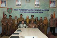 FOTO BERSAMA: Anggota Komisi I DPD RI Dapil Kalteng Agustin Teras Narang saat foto bersama Kepala DPMD Provinsi Kalteng Aryawan dan stafnya usai melakukan reses, Senin (24/3).(IST)