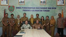 FOTO BERSAMA: Anggota Komisi I DPD RI Dapil Kalteng Agustin Teras Narang saat foto bersama Kepala DPMD Provinsi Kalteng Aryawan dan stafnya usai melakukan reses, Senin (24/3).(IST)
