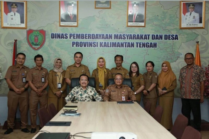 FOTO BERSAMA: Anggota Komisi I DPD RI Dapil Kalteng Agustin Teras Narang saat foto bersama Kepala DPMD Provinsi Kalteng Aryawan dan stafnya usai melakukan reses, Senin (24/3).(IST)