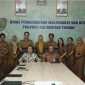 FOTO BERSAMA: Anggota Komisi I DPD RI Dapil Kalteng Agustin Teras Narang saat foto bersama Kepala DPMD Provinsi Kalteng Aryawan dan stafnya usai melakukan reses, Senin (24/3).(IST)