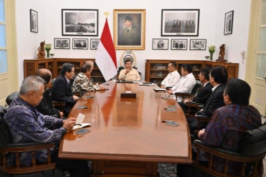 MENERIMA : Presiden RI Prabowo Subianto menerima kehadiran delapan pengusaha besar di Istana Kepresidenan Jakarta pada Kamis, (6/3).(IST/Istana)