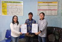 PENYERAHAN: Kabid Perikanan Tangkap Nita Fera menyerahkan dokumen NIB dan E-BKP kepada nelayan yang ada di Kabupaten Kotim belum lama ini.(IST)