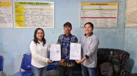 PENYERAHAN: Kabid Perikanan Tangkap Nita Fera menyerahkan dokumen NIB dan E-BKP kepada nelayan yang ada di Kabupaten Kotim belum lama ini.(IST)