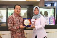 BERIKAN : Kepala BKD Provinsi Kalteng memberikan kenang-kenangan kepada Anggota Komisi I DPD RI Daerah Pemilihan Kalteng Agustin Teras Narang, di Kantor BKD Provinsi Kalteng, Rabu (26/3).(IST)