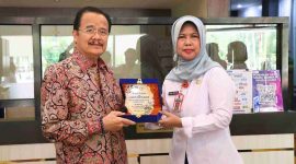 BERIKAN : Kepala BKD Provinsi Kalteng memberikan kenang-kenangan kepada Anggota Komisi I DPD RI Daerah Pemilihan Kalteng Agustin Teras Narang, di Kantor BKD Provinsi Kalteng, Rabu (26/3).(IST)
