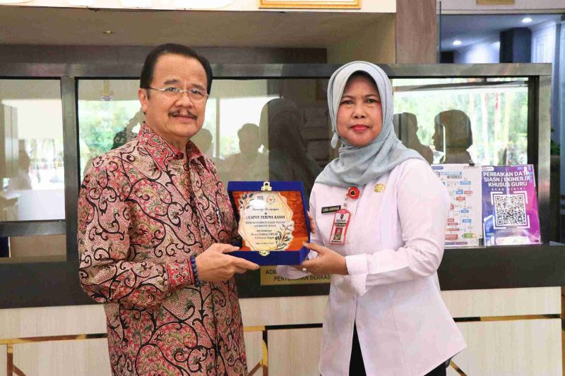 BERIKAN : Kepala BKD Provinsi Kalteng memberikan kenang-kenangan kepada Anggota Komisi I DPD RI Daerah Pemilihan Kalteng Agustin Teras Narang, di Kantor BKD Provinsi Kalteng, Rabu (26/3).(IST)