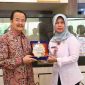 BERIKAN : Kepala BKD Provinsi Kalteng memberikan kenang-kenangan kepada Anggota Komisi I DPD RI Daerah Pemilihan Kalteng Agustin Teras Narang, di Kantor BKD Provinsi Kalteng, Rabu (26/3).(IST)