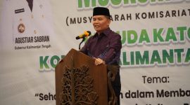 SAMBUTAN : Gubernur Provinsi Kalteng H. Agustiar Sabran saat menyampaikan sambutan pada acara Muskomda Pemuda Katolik Kalteng di salah satu Hotel di Palangka Raya, Sabtu (15/3).(IST)