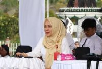MENYAKSIKAN : Kepala Disbudpar Provinsi Kalteng Adiah Chandra Sari saat menyaksikan penampilan peserta pada Lomba Bagarakan Sahur pada Kalteng Ramadan Festival 2025, Rabu (12/3).(IST)