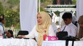 MENYAKSIKAN : Kepala Disbudpar Provinsi Kalteng Adiah Chandra Sari saat menyaksikan penampilan peserta pada Lomba Bagarakan Sahur pada Kalteng Ramadan Festival 2025, Rabu (12/3).(IST)
