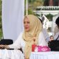 MENYAKSIKAN : Kepala Disbudpar Provinsi Kalteng Adiah Chandra Sari saat menyaksikan penampilan peserta pada Lomba Bagarakan Sahur pada Kalteng Ramadan Festival 2025, Rabu (12/3).(IST)