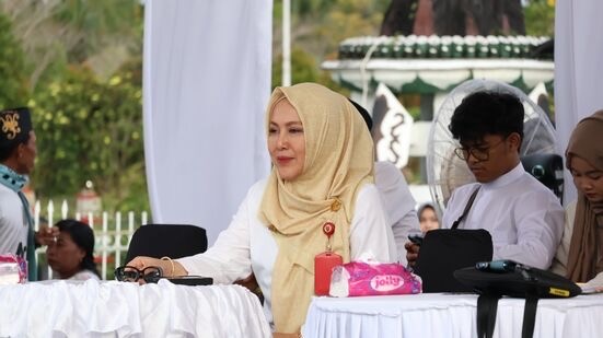 MENYAKSIKAN : Kepala Disbudpar Provinsi Kalteng Adiah Chandra Sari saat menyaksikan penampilan peserta pada Lomba Bagarakan Sahur pada Kalteng Ramadan Festival 2025, Rabu (12/3).(IST)