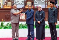 Penyerahan Raperda dari Pemprov Kalteng Kepada Ketua DPRD Kalteng Arton S. Dohong.(IST)