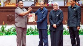 Penyerahan Raperda dari Pemprov Kalteng Kepada Ketua DPRD Kalteng Arton S. Dohong.(IST)