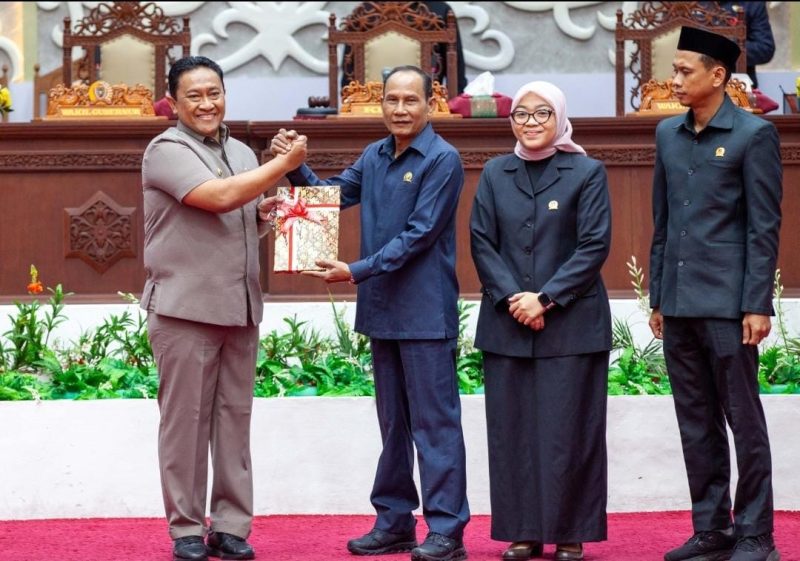 Penyerahan Raperda dari Pemprov Kalteng Kepada Ketua DPRD Kalteng Arton S. Dohong.(IST)