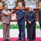Penyerahan Raperda dari Pemprov Kalteng Kepada Ketua DPRD Kalteng Arton S. Dohong.(IST)
