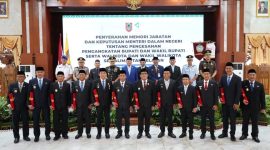 MENYERAHKAN - Gubernur Provinsi Kalsel H. Muhidin saat memimpin Penyerahan keputusan Pengangkatan Bupati/Walikota se-Kalsel, di Gedung Mahligai Pancasila, pada Rabu (5/3) sore.(IST)