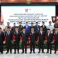 MENYERAHKAN - Gubernur Provinsi Kalsel H. Muhidin saat memimpin Penyerahan keputusan Pengangkatan Bupati/Walikota se-Kalsel, di Gedung Mahligai Pancasila, pada Rabu (5/3) sore.(IST)