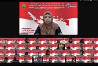 SAMBUTAN : Kepala BPSDM Provinsi Kalteng Rahmawati saat membacakan sambutan Gubernur pada penutupan orientasi melalui platform virtual Zoom Meeting, Jumat (7/3).(IST)