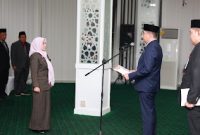 MELANTIK : Bupati Andi Rudi Latif saat melantik Yulian Herawati menjadi Plh Sekda tanah bumbu pada Kamis (13/3) dini hari.(IST)