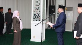 MELANTIK : Bupati Andi Rudi Latif saat melantik Yulian Herawati menjadi Plh Sekda tanah bumbu pada Kamis (13/3) dini hari.(IST)