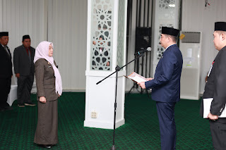 MELANTIK : Bupati Andi Rudi Latif saat melantik Yulian Herawati menjadi Plh Sekda tanah bumbu pada Kamis (13/3) dini hari.(IST)