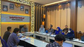 IKUTI : Kepala Inspektur Daerah Provinsi Kalteng Saring, saat mengikuti Exit Meeting dengan Tim Evaluasi dan Monitoring dari BPKP Perwakilan Kalteng yang dilaksanakan di Ruang Rapat Inspektorat Daerah, Jumat (14/3).(IST)