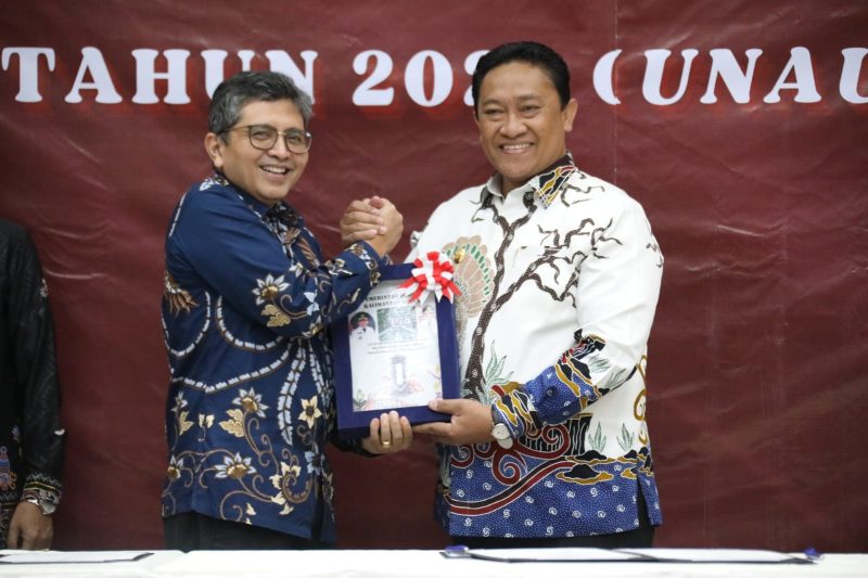 PENYERAHAN : Wakil Gubernur Provinsi Kalteng H Edy Pratowo serahkan Laporan Keuangan Pemerintah Daerah Tahun 2024 kepada Kepala Badan Pemeriksa Keuangan (BPK) RI Perwakilan Kalteng, di Kantor BPK RI Perwakilan Kalteng, Kamis (27/3).(IST)
