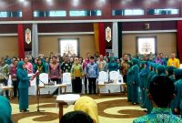 Aisyah Thisia Agustiar Sabran saat melantik Ketua TP-PKK Kabupaten Kota.(IST)
