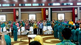Aisyah Thisia Agustiar Sabran saat melantik Ketua TP-PKK Kabupaten Kota.(IST)