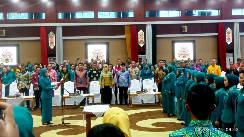 Aisyah Thisia Agustiar Sabran saat melantik Ketua TP-PKK Kabupaten Kota.(IST)