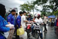 MEMBAGIKAN : Ketua TP-PKK Provinsi Kalimantan Tengah, Aisyah Thisia Agustiar Sabran, dalam membagikan 1.000 takjil kepada masyarakat di Bundaran Besar Palangka Raya,Minggu (9/3).(IST)
