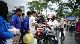 MEMBAGIKAN : Ketua TP-PKK Provinsi Kalimantan Tengah, Aisyah Thisia Agustiar Sabran, dalam membagikan 1.000 takjil kepada masyarakat di Bundaran Besar Palangka Raya,Minggu (9/3).(IST)