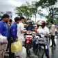 MEMBAGIKAN : Ketua TP-PKK Provinsi Kalimantan Tengah, Aisyah Thisia Agustiar Sabran, dalam membagikan 1.000 takjil kepada masyarakat di Bundaran Besar Palangka Raya,Minggu (9/3).(IST)