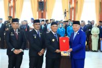TERIMA: Bupati dan Wakil Bupati Kabupaten Kota Baru  H.Muhammad Rusli dan Syairi Mukhlis resmi menerima SK Mendagri yang di serahkan Gubernur Provinsi Kalsel H. Muhidin, di Gedung Mahligai Pancasila, Banjarmasin, Rabu (5/3).(IST)