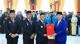 TERIMA: Bupati dan Wakil Bupati Kabupaten Kota Baru  H.Muhammad Rusli dan Syairi Mukhlis resmi menerima SK Mendagri yang di serahkan Gubernur Provinsi Kalsel H. Muhidin, di Gedung Mahligai Pancasila, Banjarmasin, Rabu (5/3).(IST)