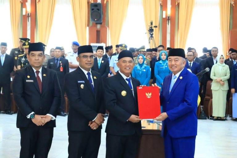 TERIMA: Bupati dan Wakil Bupati Kabupaten Kota Baru  H.Muhammad Rusli dan Syairi Mukhlis resmi menerima SK Mendagri yang di serahkan Gubernur Provinsi Kalsel H. Muhidin, di Gedung Mahligai Pancasila, Banjarmasin, Rabu (5/3).(IST)