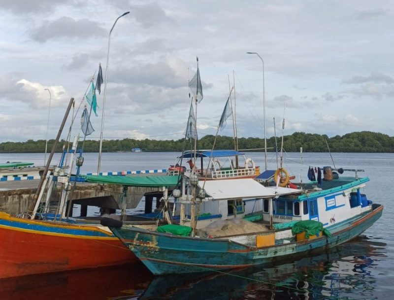 NELAYAN : Sejumlah parahu nelayan terlihat tambat Pelabuhan Perikanan Kumai Kabupaten Kobar, mereka tidak bisa melaut akibat kondisi cuaca, ini terlihat Kamis (20/3).(IST)