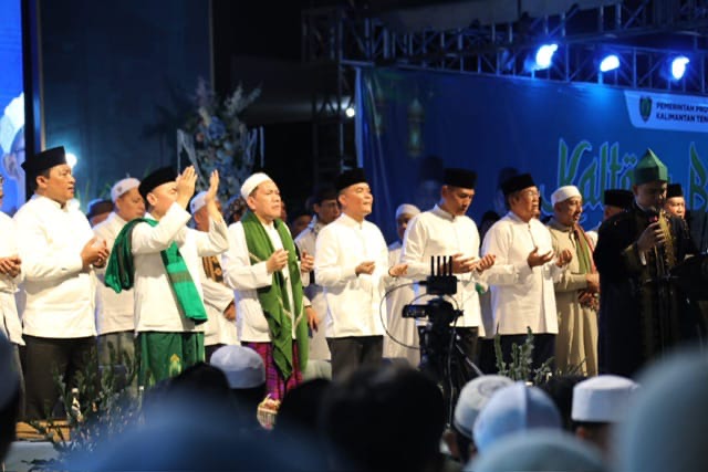 HADIRI : Gubernur Provinsi Kalteng H.Agustiar Sabran beserta Wakil Gubernur Kalteng saat menghadiri Buka Puasa dan Peringatan Malam Nuzulul Quran di Istana Isen Mulang, Senin (17/03) malam.(IST)